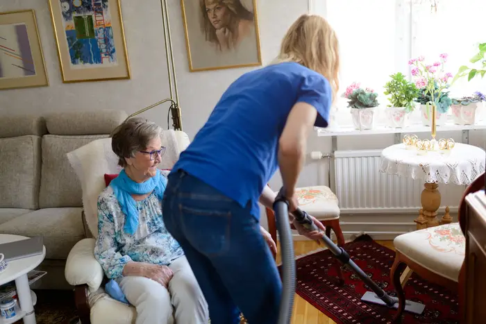 Fotografi av en modern omsorgsmiljö med ljusa ytor, inbjudande inredning och en känsla av trygghet